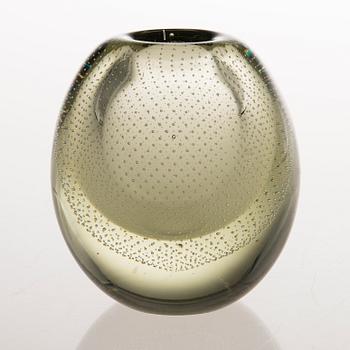 GUNNEL NYMAN, A bubble-cased glass vase, model GN17, "Huntu", Nuutajärvi, design 1947, unsigned.