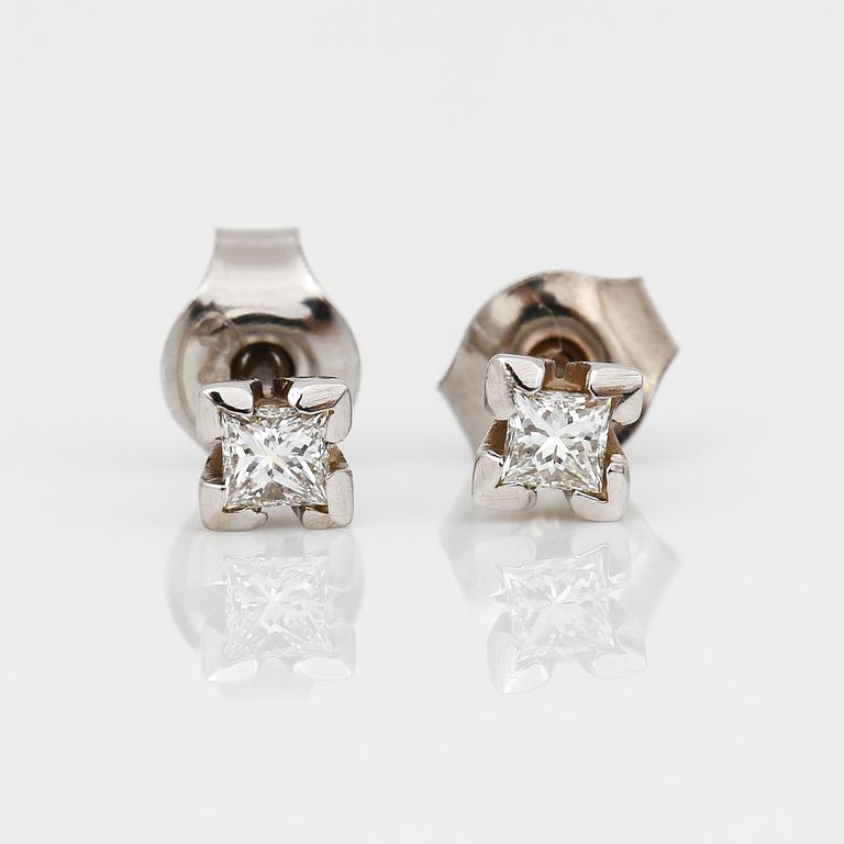 ÖRHÄNGEN, ett par, 18K vitguld med prinsesslipade diamanter tot ca 0,20 ct. Vikt ca 1,02 gram.