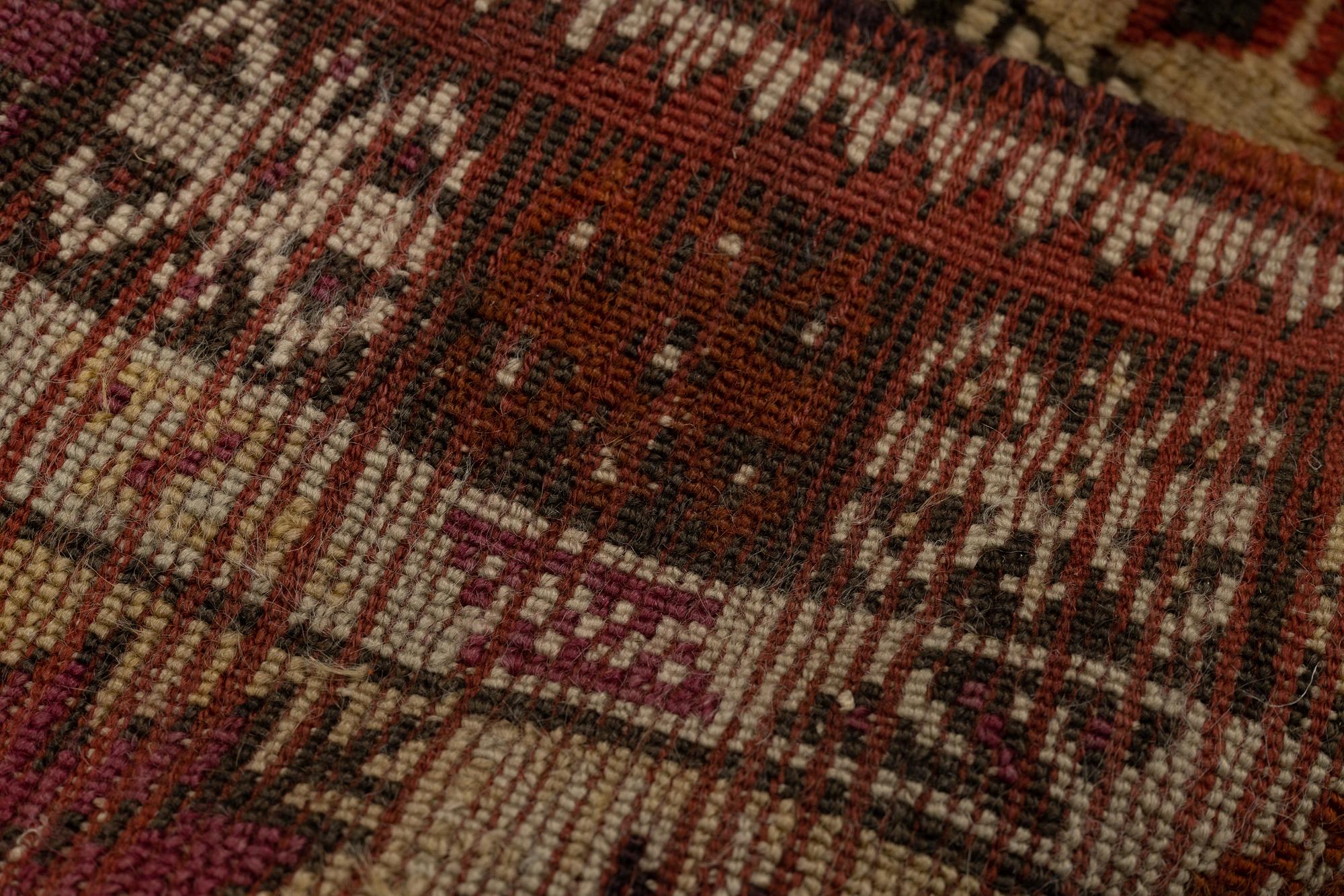 Matta, antik Avanos, ca 180 x 136 cm (samt 5 resp. 6 cm slätväv på vardera kortsida).