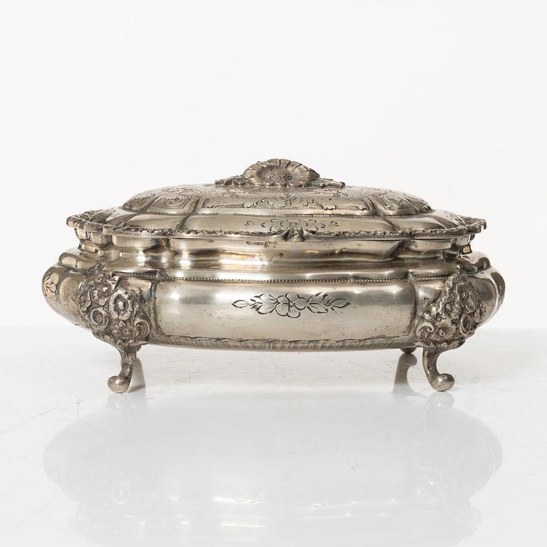 A Rococo style silver box, Argentina, 20th Century.