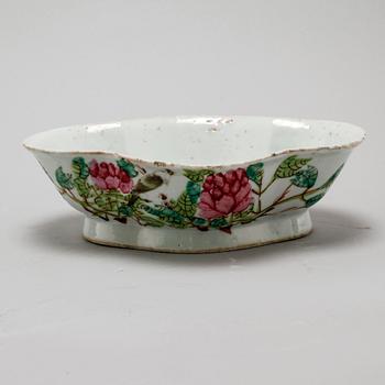 A collection of Chinese porcelain tableware,