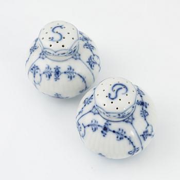 Matservis, 30 delar, porslin, "Musselmalet", helblonde, Royal Copenhagen, Danmark.