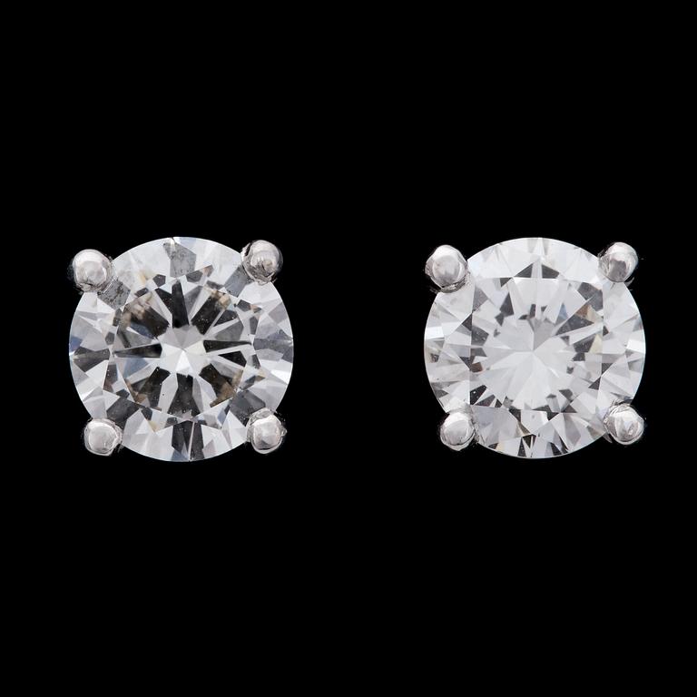 A pair of brilliant cut diamond earstuds, each 1 cts. Cert. GIA.