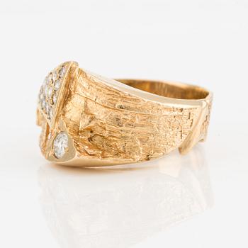 Ring, 18K guld med briljantslipade diamanter.