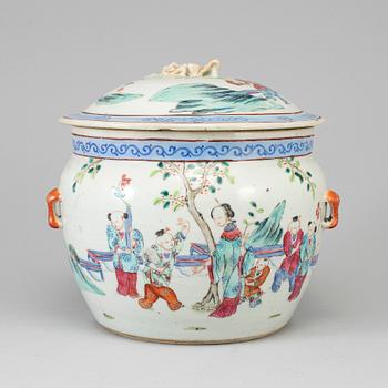 A famille rose jar with cover, Qing dynasty, late 19th century.