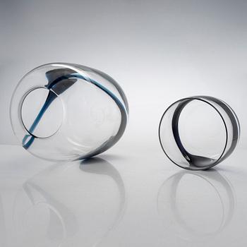 Timo Sarpaneva, "Blues" taide-esine 3041 signeerattu Timo Sarpaneva Iittala 1985 ja malja 3042 ei signeerattu.