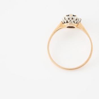 Ring, 18K guld med liten safir och briljantslipade diamanter.