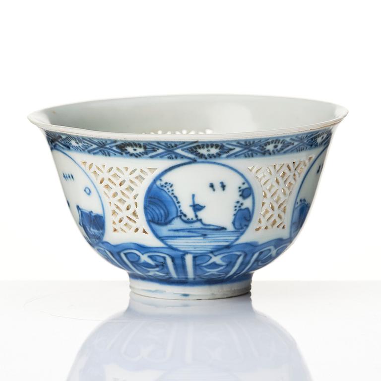 A blue and white bowl, 'Hatcher Cargo', 17th Century.
