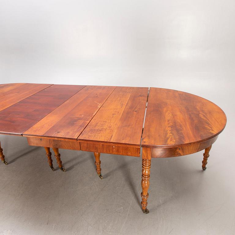 A Neo Renaissance mahogany dining table later part of the 19th century.