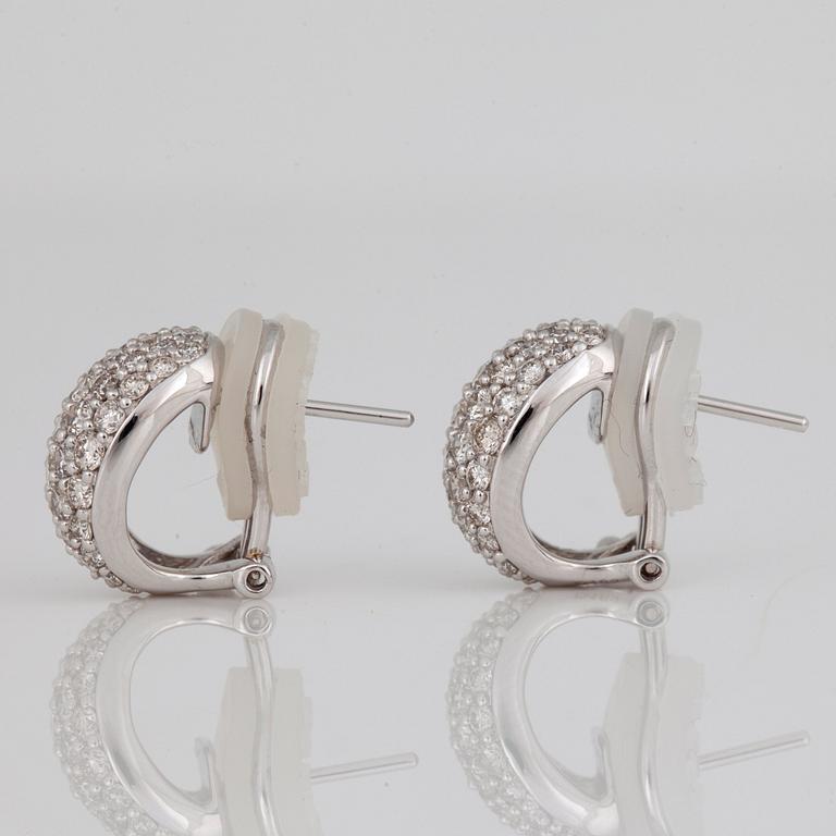 ÖRHÄNGEN med pavé-fattade briljantslipade diamanter, ca 1.8 ct.