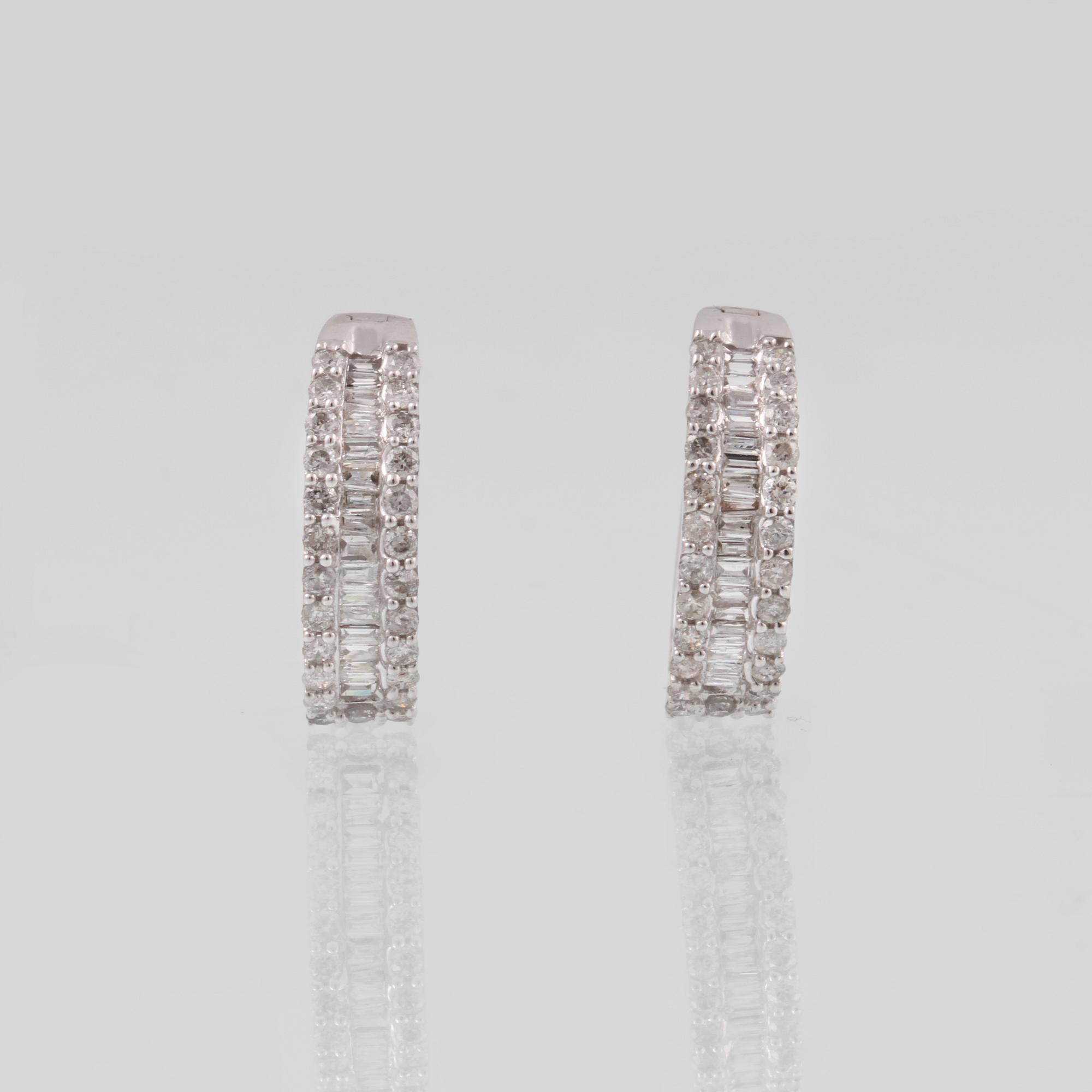 ÖRHÄNGEN, 18K vitguld med briljant och baguettslipade diamanter ca 0.67 ct. Vikt 2,9 gram.