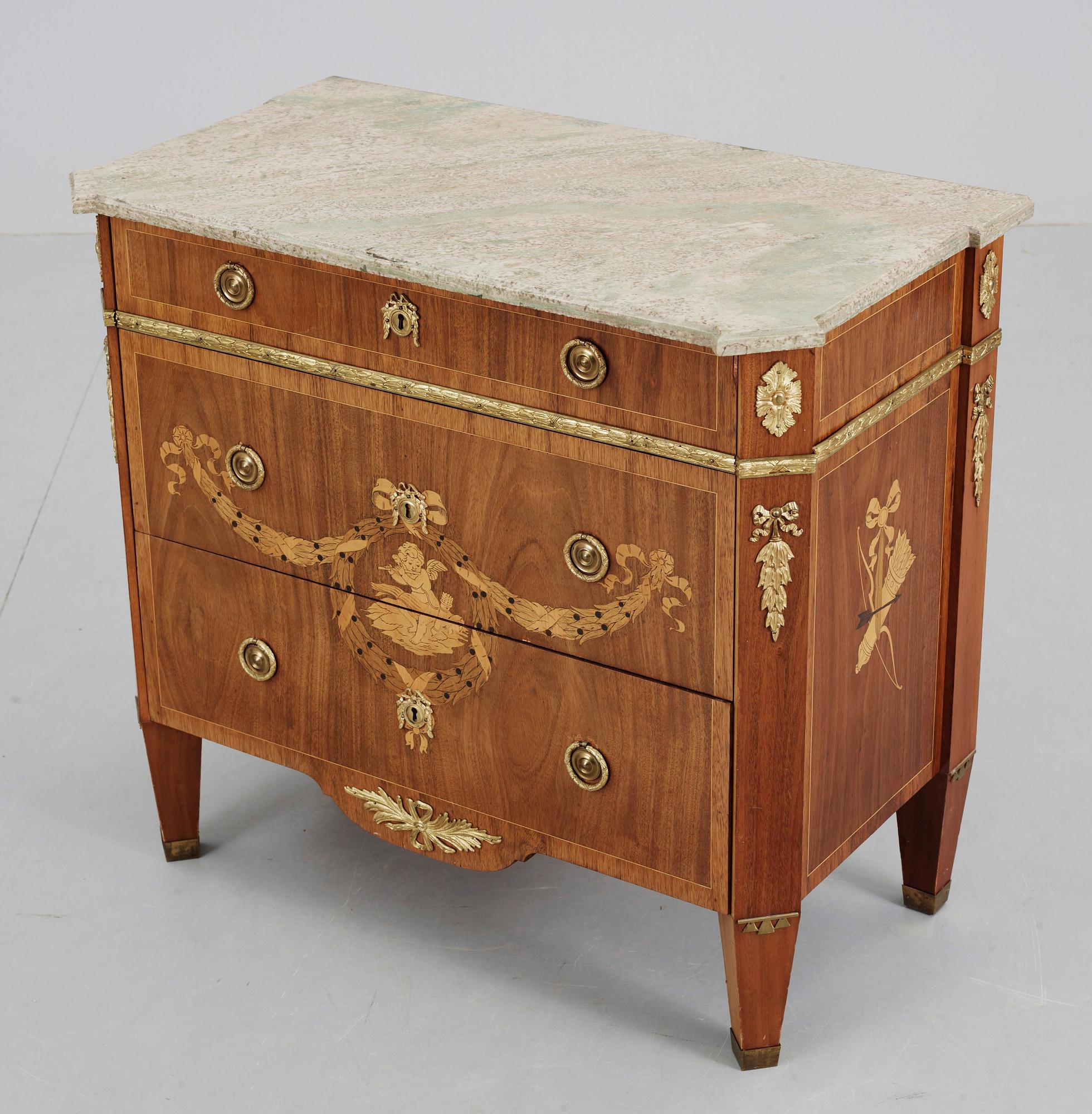 BYRÅ, gustaviansk stil, tidigt 1900-tal.