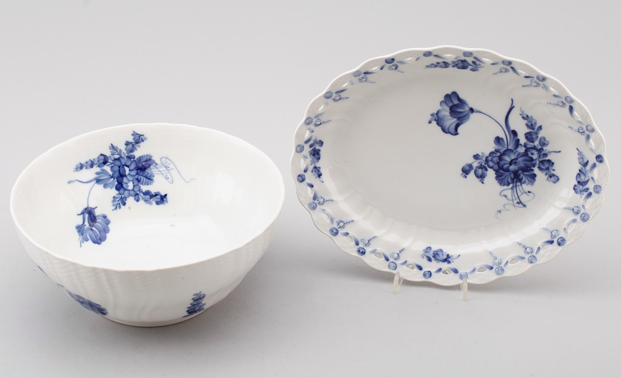 SKÅL samt FAT, porslin, "Blå blomst", Royal Copenhagen.