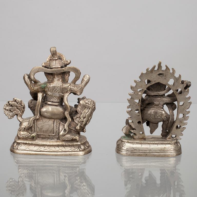 SKULPTURER, 2 st, vit metall, Tibet 1900-talets första hälft.
