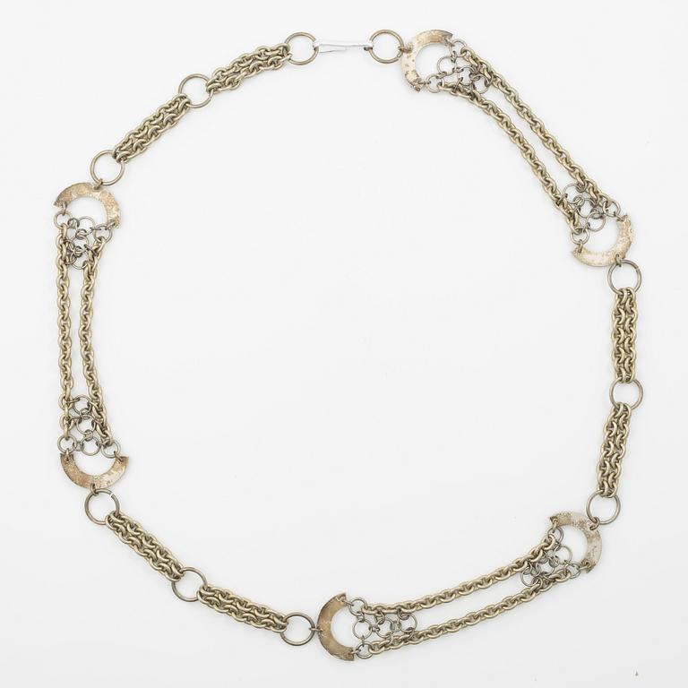 Siv Lagerström, skärp/collier i vit metall.