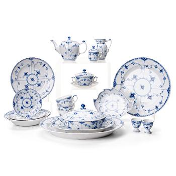 92. Royal Copenhagen, a 107 pieces 'Musselmalet' porcelain service, 20th century.