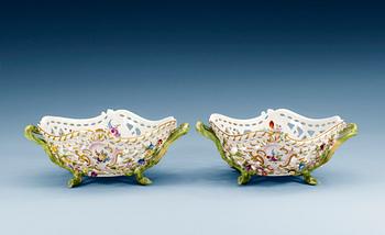 GALLERSKÅLAR, ett par, porslin. Meissen, Marcolinis period (1774-1815).