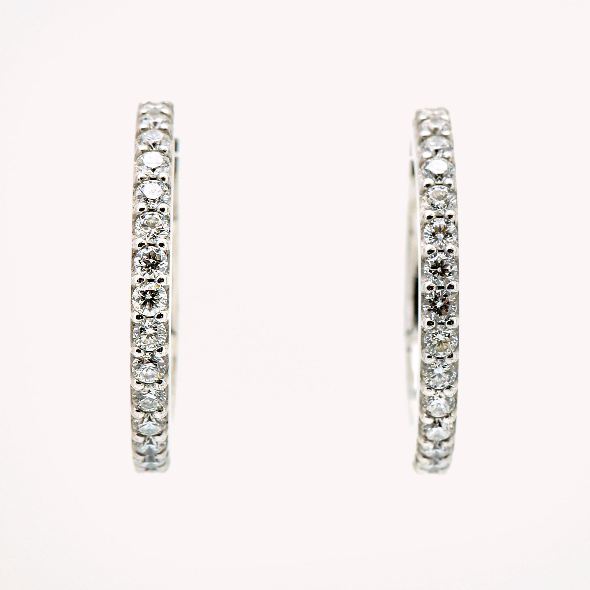 Ole Lynggaard earrings, 18K gold with 42 brilliant-cut diamonds 0,42 ct in total, TW VS, diameter 16 mm.