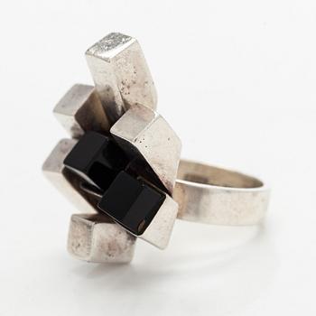 Helge Narsakka, ring, onyx, silver, Kaunis Koru, 1978.