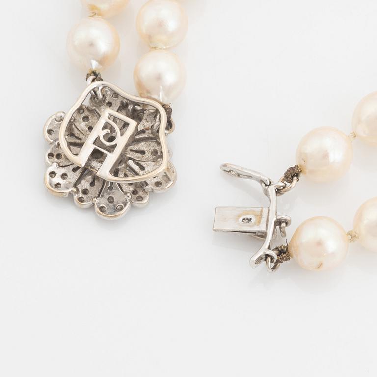 Cultured pearl bracelet.