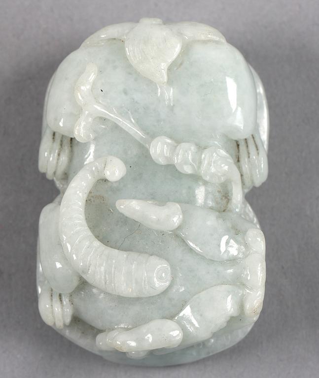 SPÄNNEN OCH NETSUKES, 4 st, jade, orientaliska. 1900-tal.