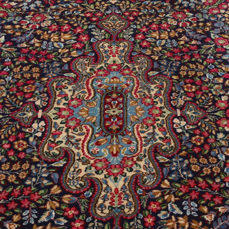 A Kirman rug, old, ca 272 x 193 cm.