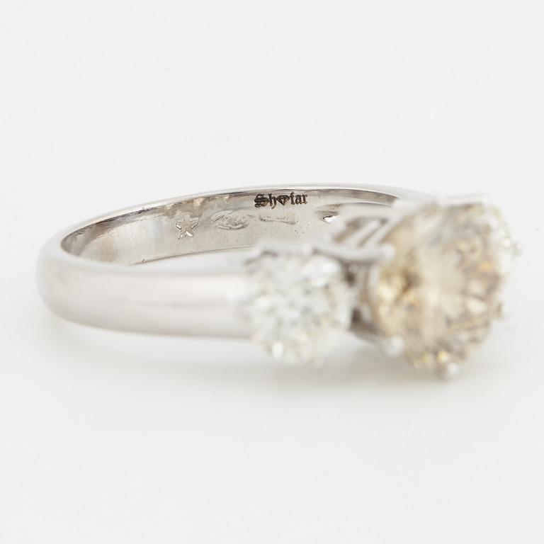 Fancy light yellowish brown round brilliant-cut diamond ring.