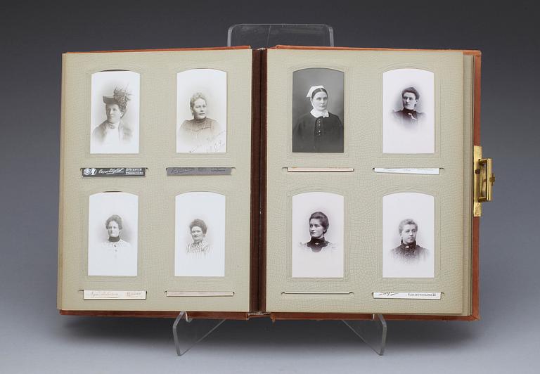 FOTOALBUM MED FOTOGRAFIER, 3 st, mest Sverige och Norge, 1800/1900-tal.