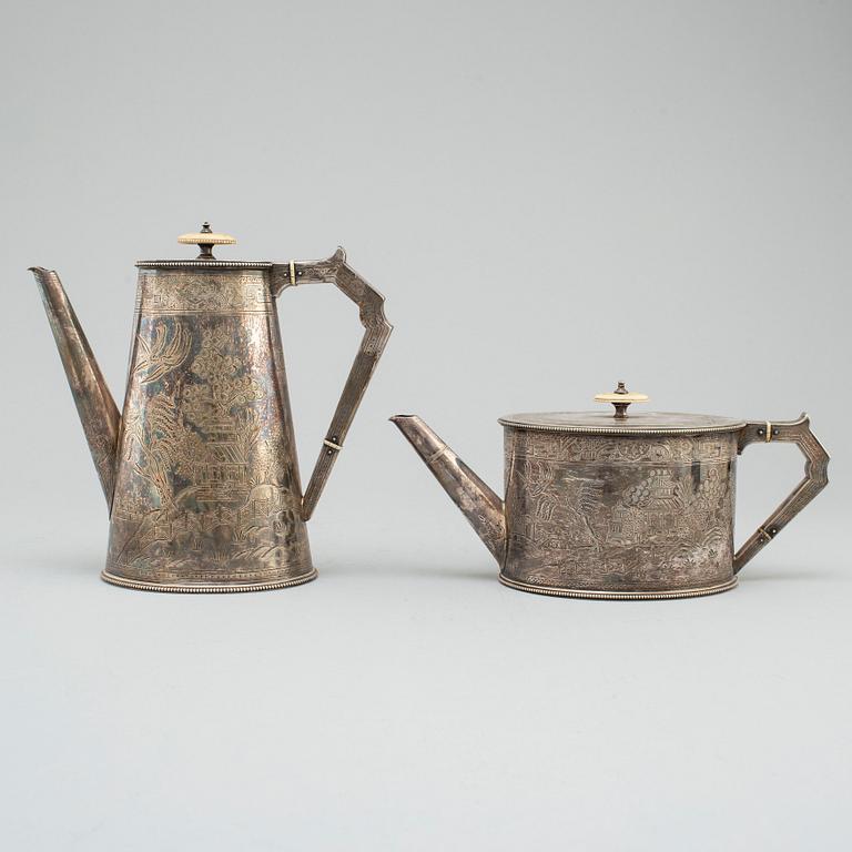 a EPNS teapot and coffeepot with Willow-pattern by Elkington & Co, England.