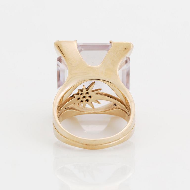 An 18K gold H Stern ring "Highlights" set with a faceted amethyst and round brilliant-cut brown diamonds.