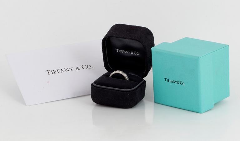 TIFFANY whole eternity ring, platinum with 20 diamonds approx 2 cts.