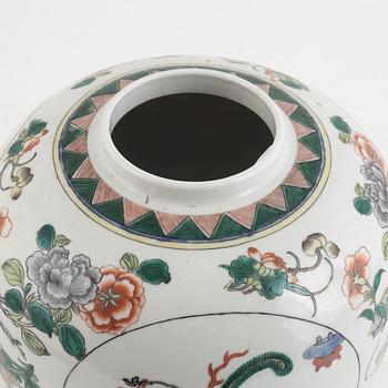 A Chinese famille verte porcelain jar, late Qing dynasty/20th century.