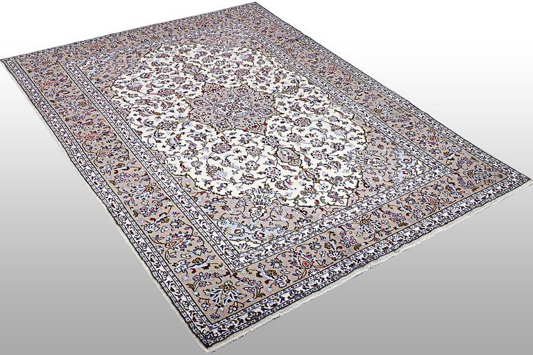 A carpet, Kashan, ca 291 x 203 cm.