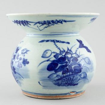 A blue and white spittoon, late Qing dynasty, 19th century.