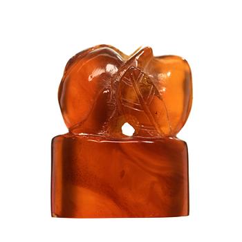 An amber carving in the shape of peaches, Qing dynasty (1644-1912).