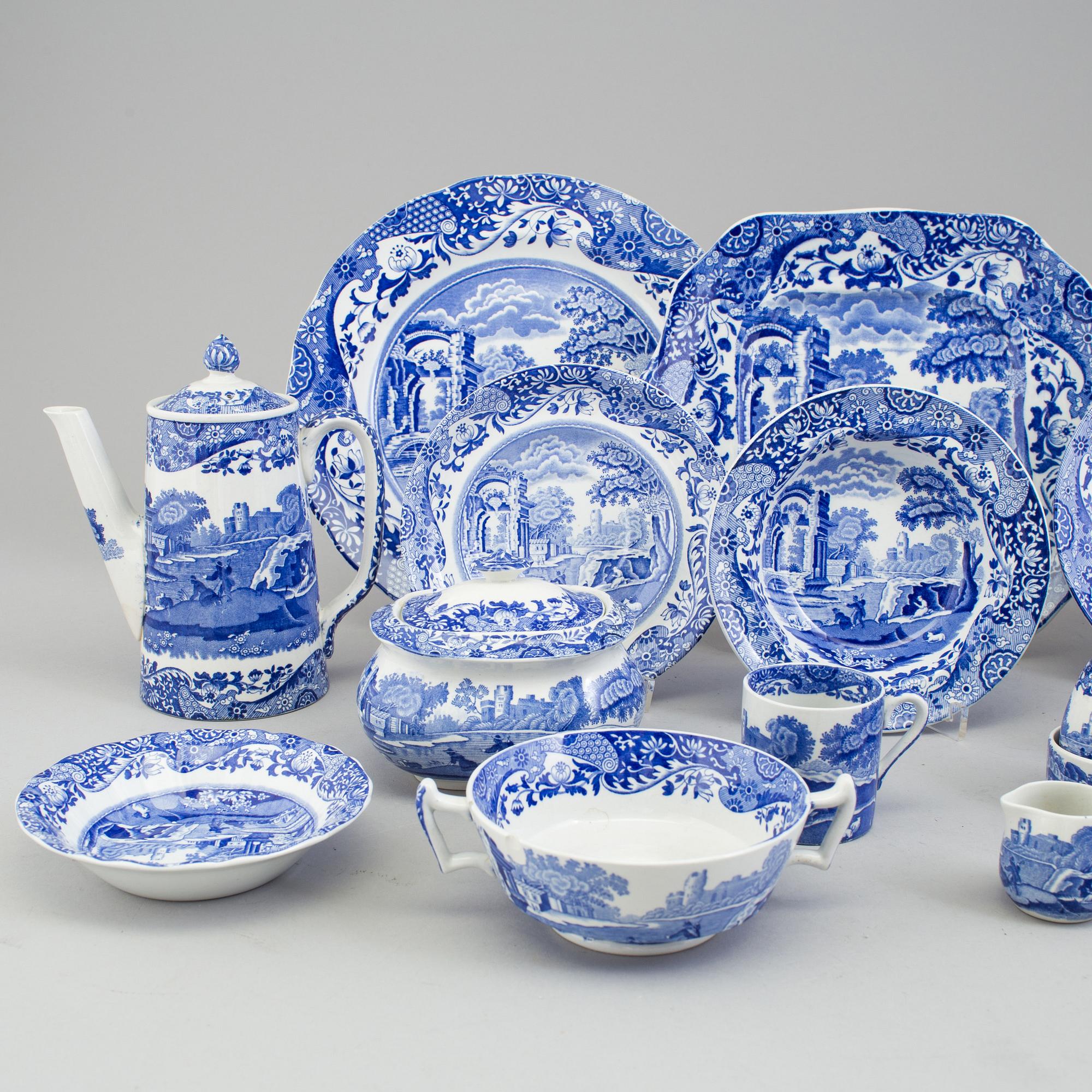 A large Copeland 'Spode's Italian' porcelain dinner- and coffee service, 107 pieces.