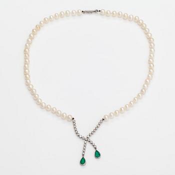 A pearl collier with cultured pearls, 14K and 18K white ogld, emeralds and diamonds ca. 0.60 ct in total.