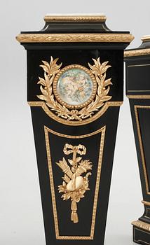 PIEDESTALER, ett par, Louis XVI-stil.