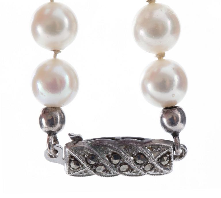 COLLIER, odlade pärlor med lås i silver samt markasiter. Vikt ca 20g.