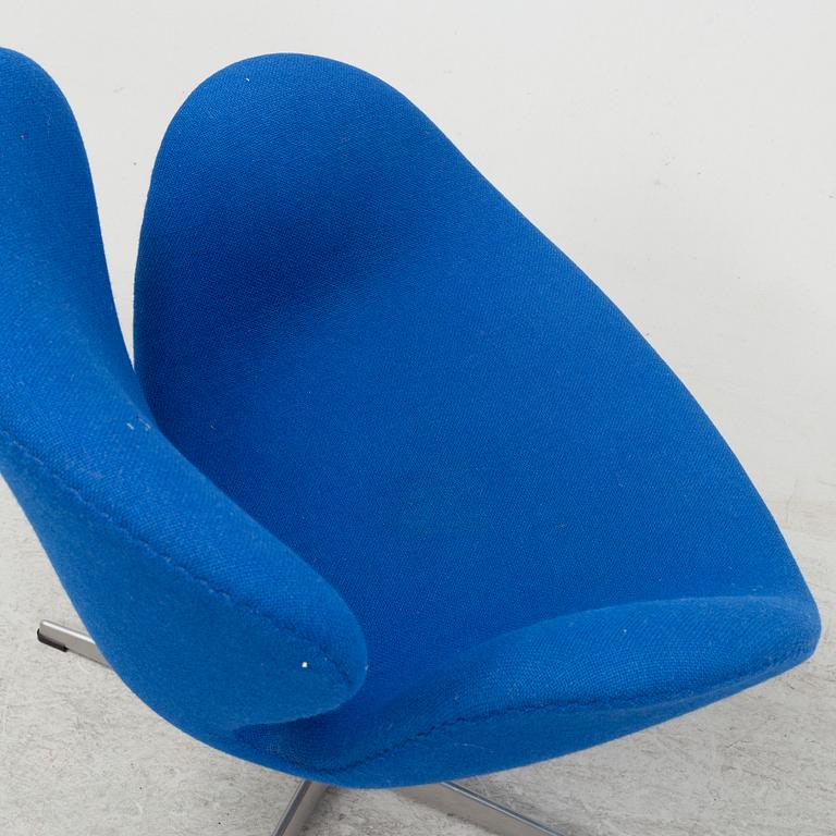 Arne Jacobsen, fåtölj, "Svanen", Fritz Hansen, Danmark, daterad 2005.