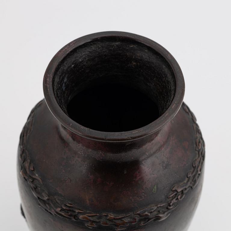 A Japanese bronze vase, 20th century.