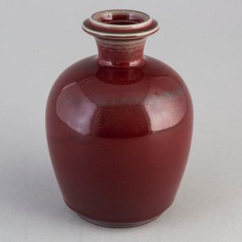 A stoneware vase by Berndt Friberg, dated 1968.