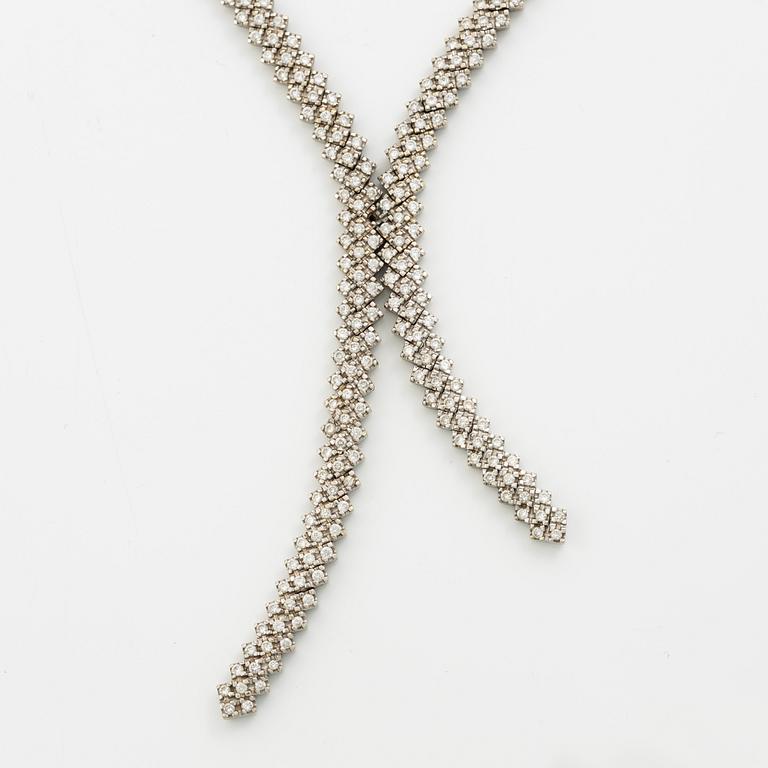 Collier 18K vitguld med briljantslipade  diamanter.