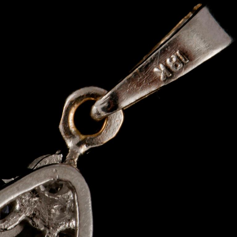 HÄNGE samt ÖRHÄNGEN, ett par, 18k vitguld med åttkantslipade diamanter. Vikt 2 g.