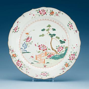 1605. A famille rose serving dish, Qing dynasty, Qianlong (1736-95).