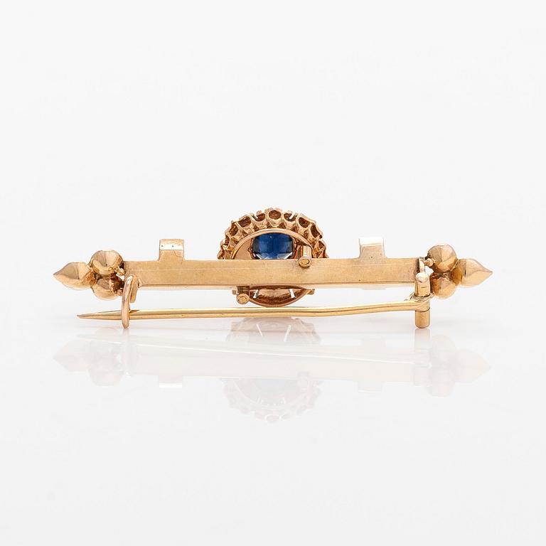 Brooch, approx. 17K gold, with seed pearls and a sapphire.