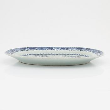 A blue and white serving dish, Qing dynasty, Qianlong (1736-95).