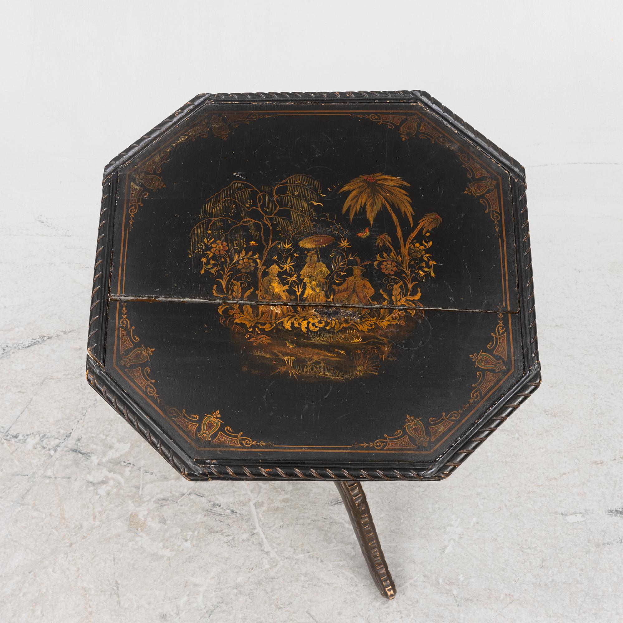 Table on a pillar base, 19th century.