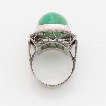 Ring 18K vitguld med en cabochonslipade smaragd samt runda briljant- och åttkantslipade diamanter.
