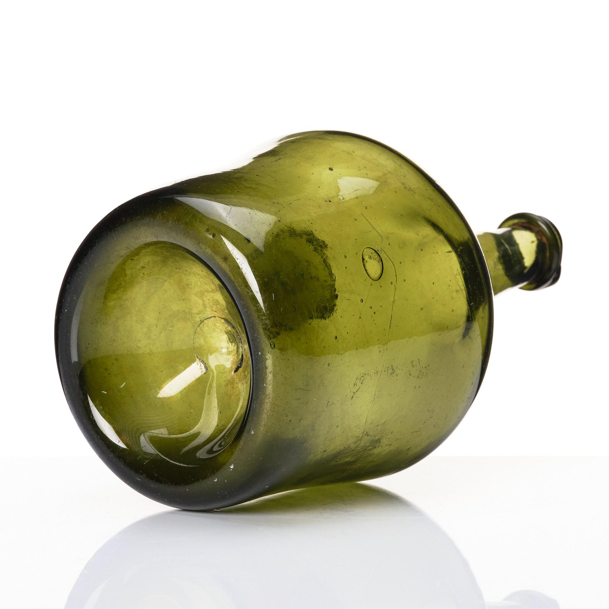 Flaska, gröntonat glas. Sigillmärke, troligen sent 1700-tal.